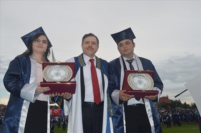 UŞAK ÜNİVERSİTESİNDE MEZUNİYET COŞKUSU