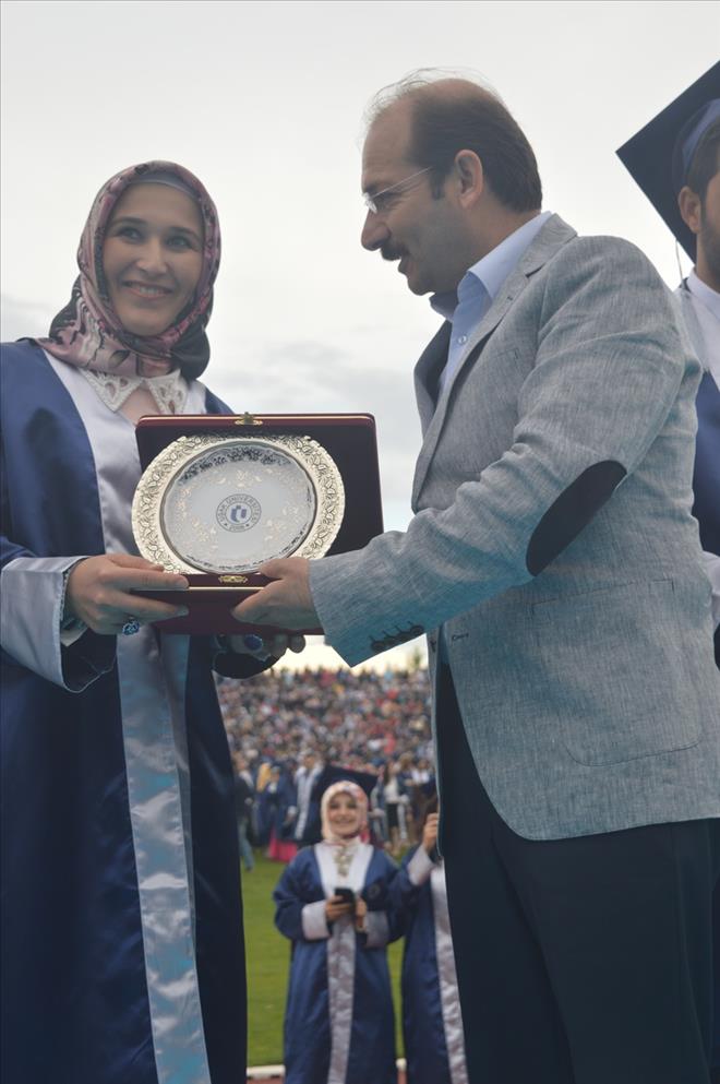 UŞAK ÜNİVERSİTESİNDE MEZUNİYET COŞKUSU