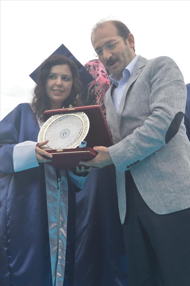 UŞAK ÜNİVERSİTESİNDE MEZUNİYET COŞKUSU