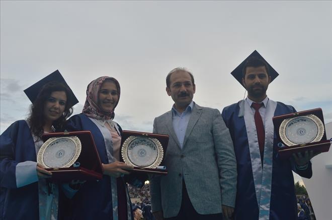 UŞAK ÜNİVERSİTESİNDE MEZUNİYET COŞKUSU