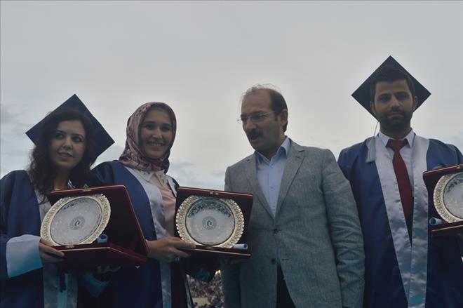UŞAK ÜNİVERSİTESİNDE MEZUNİYET COŞKUSU