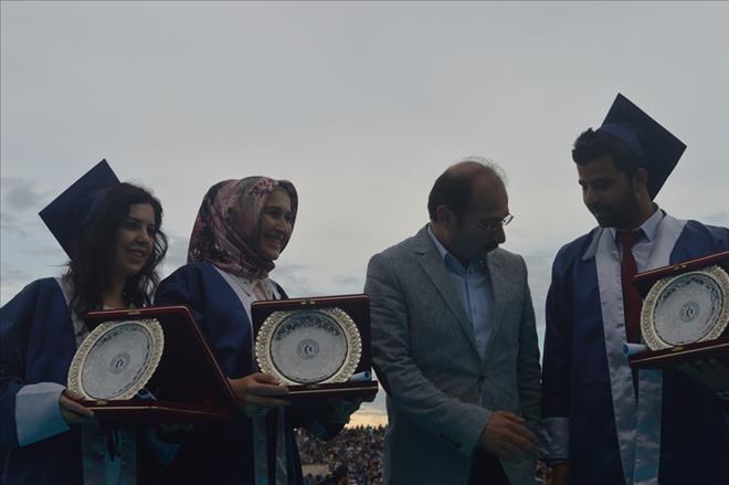 UŞAK ÜNİVERSİTESİNDE MEZUNİYET COŞKUSU