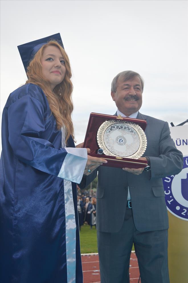 UŞAK ÜNİVERSİTESİNDE MEZUNİYET COŞKUSU