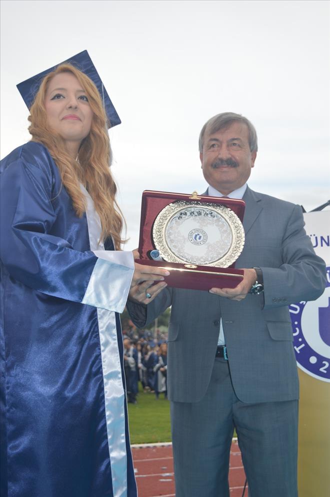 UŞAK ÜNİVERSİTESİNDE MEZUNİYET COŞKUSU