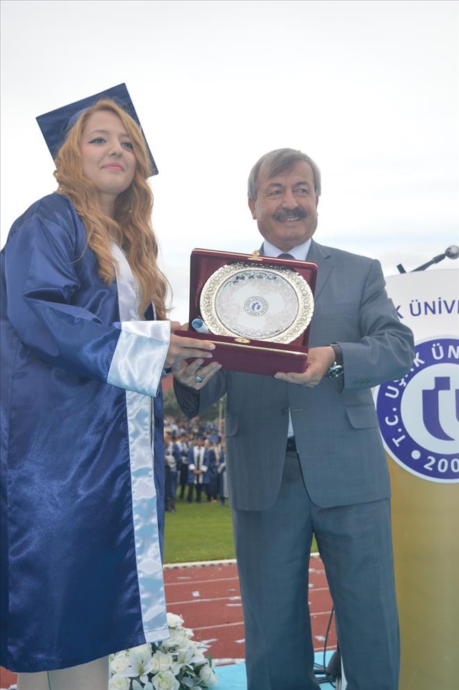 UŞAK ÜNİVERSİTESİNDE MEZUNİYET COŞKUSU