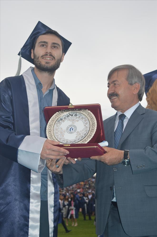 UŞAK ÜNİVERSİTESİNDE MEZUNİYET COŞKUSU