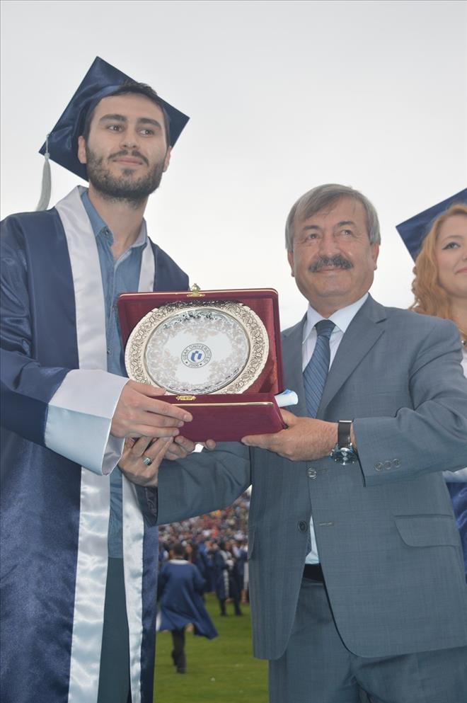UŞAK ÜNİVERSİTESİNDE MEZUNİYET COŞKUSU
