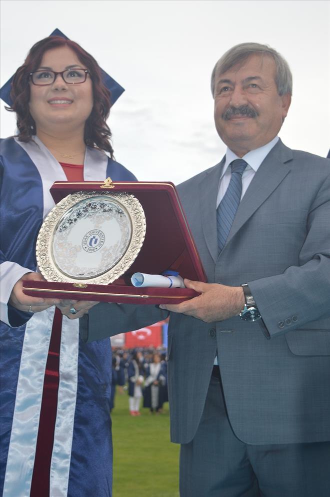 UŞAK ÜNİVERSİTESİNDE MEZUNİYET COŞKUSU