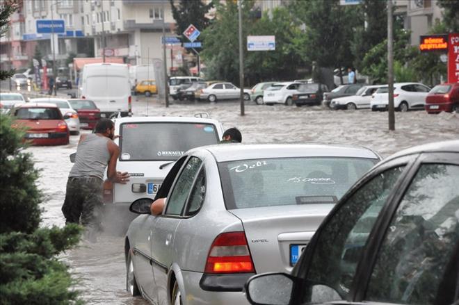 UŞAK´TA YAĞMUR HAYATI FELÇ ETTİ