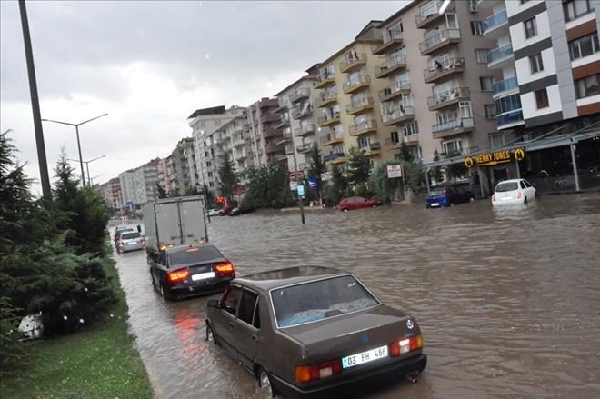 UŞAK´TA YAĞMUR HAYATI FELÇ ETTİ