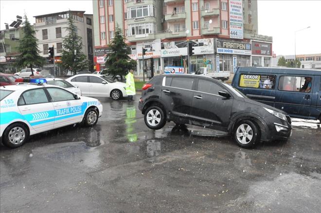 UŞAK´TA YAĞMUR HAYATI FELÇ ETTİ