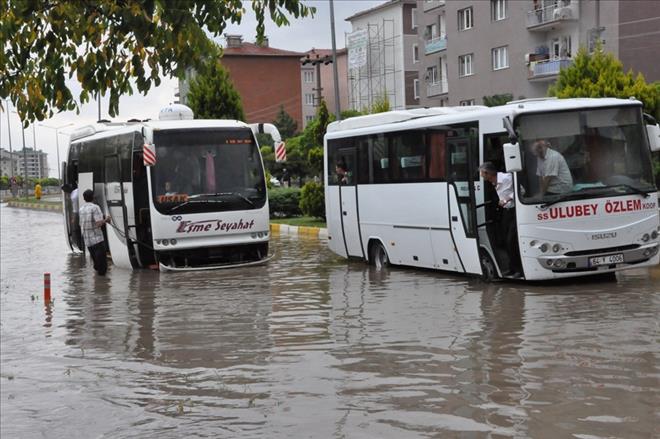 UŞAK´TA YAĞMUR HAYATI FELÇ ETTİ