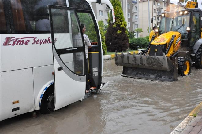 UŞAK´TA YAĞMUR HAYATI FELÇ ETTİ