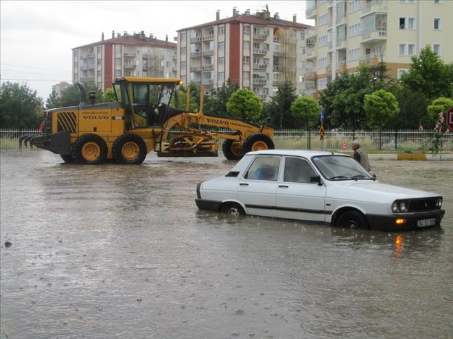 UŞAK´TA YAĞMUR HAYATI FELÇ ETTİ