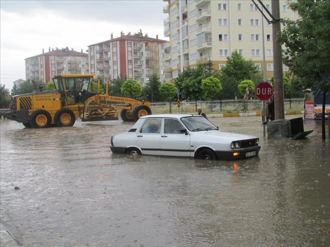 UŞAK´TA YAĞMUR HAYATI FELÇ ETTİ