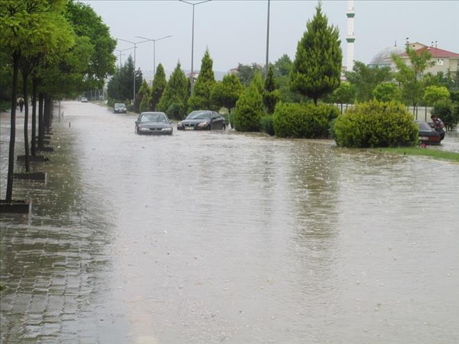 UŞAK´TA YAĞMUR HAYATI FELÇ ETTİ