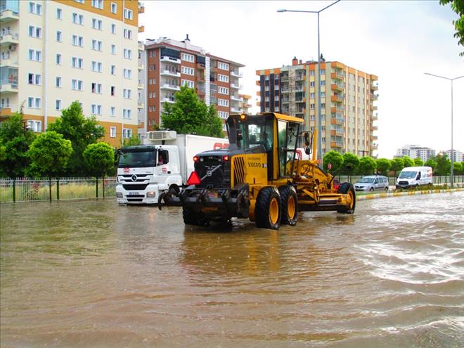 UŞAK´TA YAĞMUR HAYATI FELÇ ETTİ