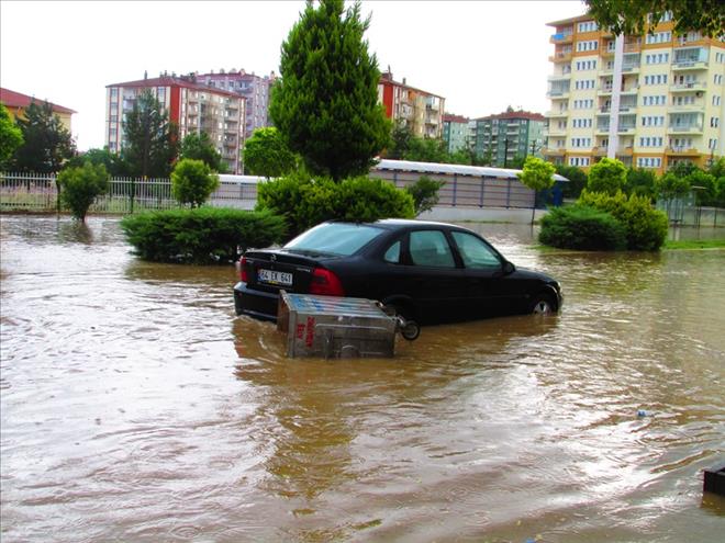 UŞAK´TA YAĞMUR HAYATI FELÇ ETTİ