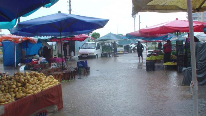 UŞAK´TA YAĞMUR HAYATI FELÇ ETTİ