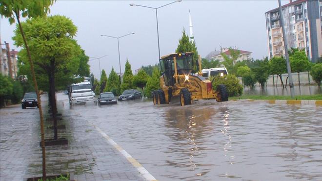 UŞAK´TA YAĞMUR HAYATI FELÇ ETTİ