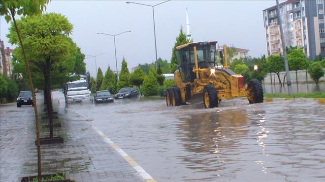 UŞAK´TA YAĞMUR HAYATI FELÇ ETTİ