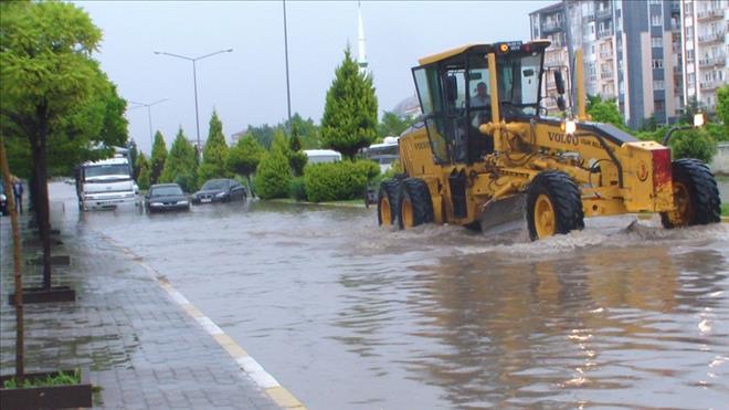 UŞAK´TA YAĞMUR HAYATI FELÇ ETTİ