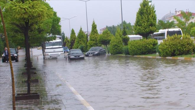 UŞAK´TA YAĞMUR HAYATI FELÇ ETTİ