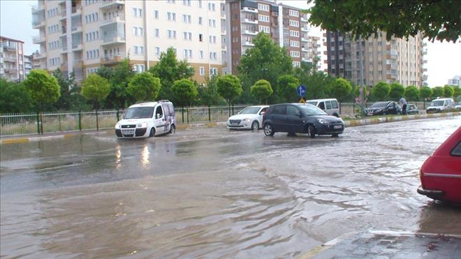 UŞAK´TA YAĞMUR HAYATI FELÇ ETTİ