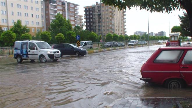 UŞAK´TA YAĞMUR HAYATI FELÇ ETTİ