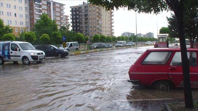 UŞAK´TA YAĞMUR HAYATI FELÇ ETTİ