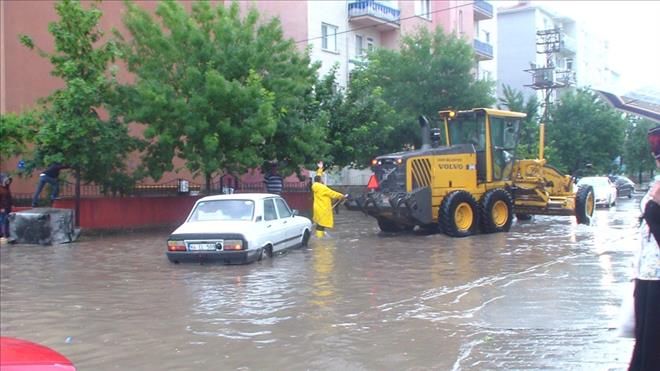 UŞAK´TA YAĞMUR HAYATI FELÇ ETTİ