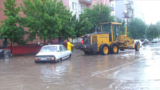 UŞAK´TA YAĞMUR HAYATI FELÇ ETTİ