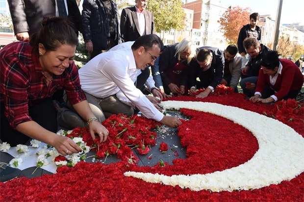 BELEDİYEDEN ATA’YA 50 BİN ÇİÇEKLİ ANMA