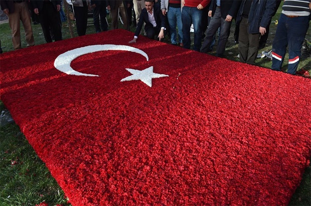 BELEDİYEDEN ATA’YA 50 BİN ÇİÇEKLİ ANMA