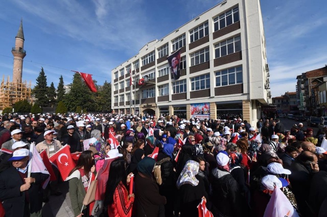 AK PARTİ, UŞAK’TA 5 BİN KİŞİYLE İSTİKRAR YÜRÜYÜŞÜ YAPTI