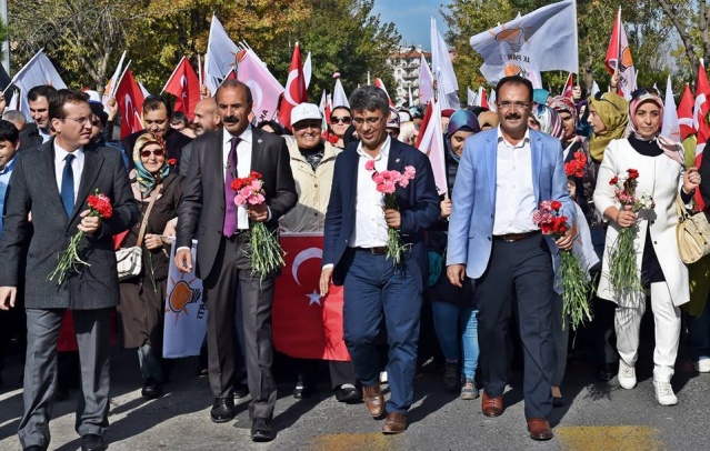 AK PARTİ, UŞAK’TA 5 BİN KİŞİYLE İSTİKRAR YÜRÜYÜŞÜ YAPTI