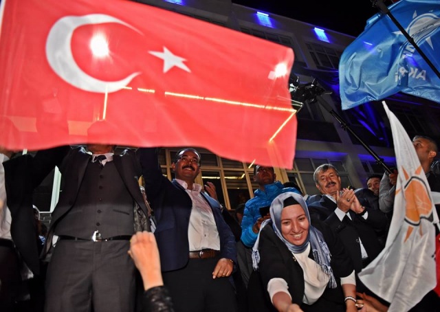 UŞAK AK PARTİ'DE BÜYÜK COŞKU
