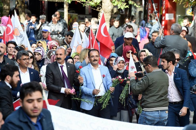 AK PARTİ, UŞAK’TA 5 BİN KİŞİYLE İSTİKRAR YÜRÜYÜŞÜ YAPTI