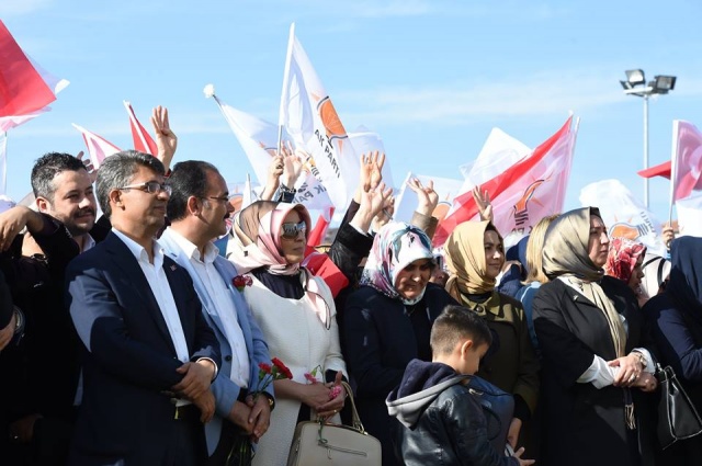 AK PARTİ, UŞAK’TA 5 BİN KİŞİYLE İSTİKRAR YÜRÜYÜŞÜ YAPTI