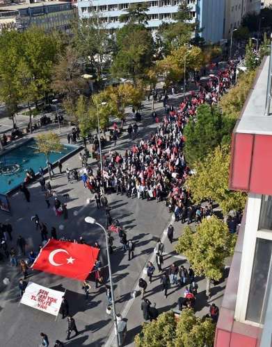 AK PARTİ, UŞAK’TA 5 BİN KİŞİYLE İSTİKRAR YÜRÜYÜŞÜ YAPTI