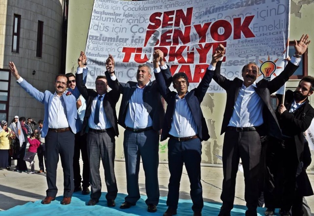 AK PARTİ, UŞAK’TA 5 BİN KİŞİYLE İSTİKRAR YÜRÜYÜŞÜ YAPTI