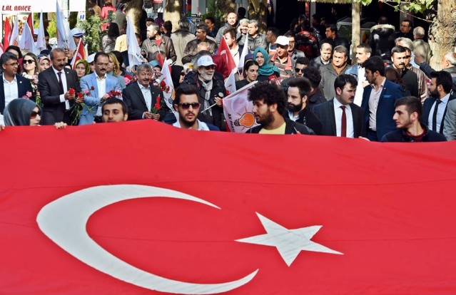 AK PARTİ, UŞAK’TA 5 BİN KİŞİYLE İSTİKRAR YÜRÜYÜŞÜ YAPTI