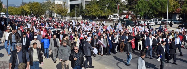 AK PARTİ, UŞAK’TA 5 BİN KİŞİYLE İSTİKRAR YÜRÜYÜŞÜ YAPTI