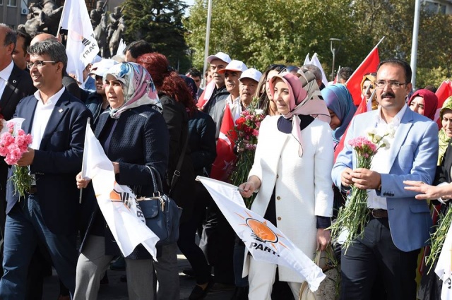 AK PARTİ, UŞAK’TA 5 BİN KİŞİYLE İSTİKRAR YÜRÜYÜŞÜ YAPTI