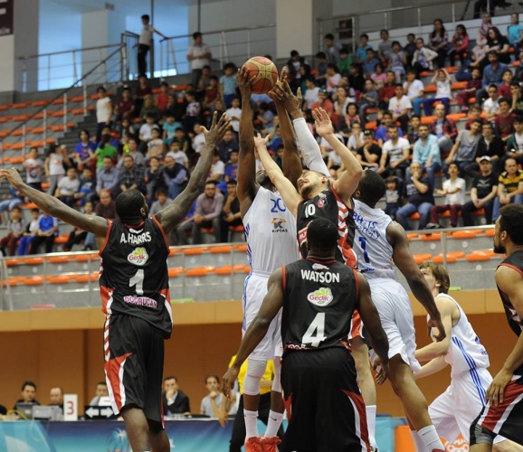 İstanbul Büyükşehir Belediyespor: 88 - Muratbey Uşak Sportif: 95