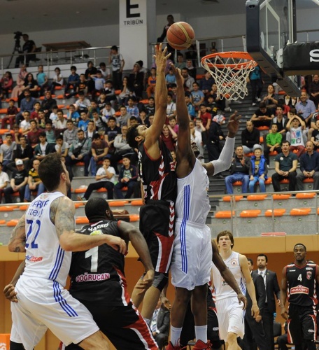 İstanbul Büyükşehir Belediyespor: 88 - Muratbey Uşak Sportif: 95