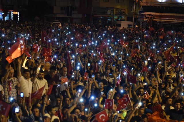 UŞAKLILAR DARBECİLERE KARŞI TEK YÜREK OLDU