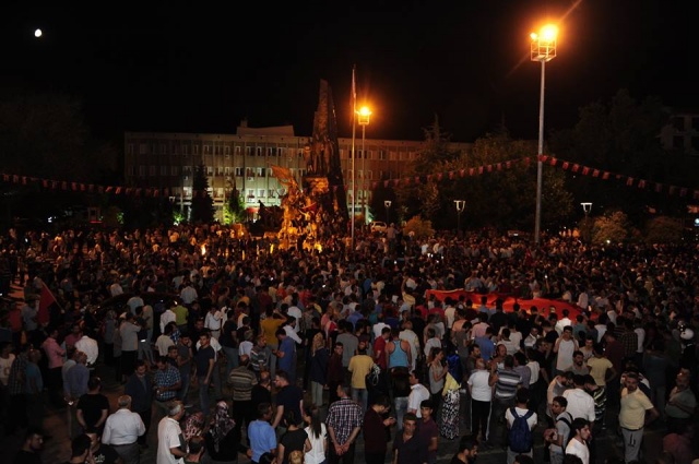 UŞAKLILAR DARBECİLERE KARŞI TEK YÜREK OLDU