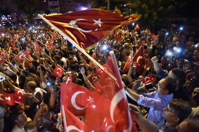 UŞAKLILAR DARBECİLERE KARŞI TEK YÜREK OLDU