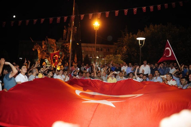 UŞAKLILAR DARBECİLERE KARŞI TEK YÜREK OLDU